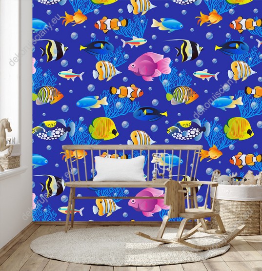 Wizualizacja tapety do pokoju dziecięcego. Tapeta z kolorowymi rybami żyjącymi w podwodnej rafie koralowej, na niebieskim tle. 