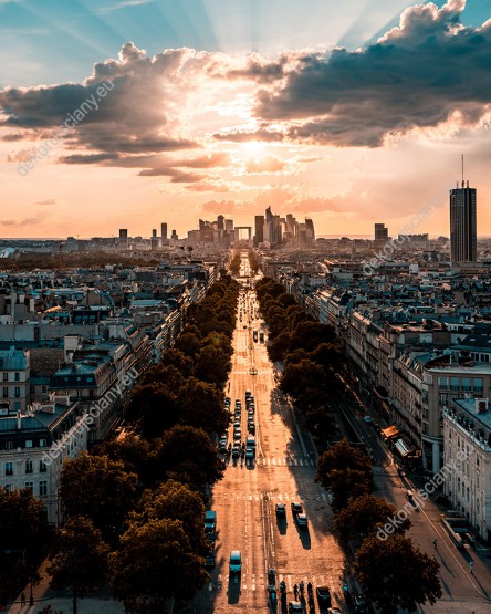 Wzornik fototapety z widokiem na ulice Paryża o zachodzie słońca. Fototapeta do pokoju dziennego, sypialni, salonu, biura, gabinetu, przedpokoju i jadalni.