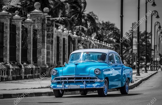 Wzornik Obraz przedstawia niebieski, klasyczny samochód Amerykański na ulicach Havany, na Kubie. Obraz do pokoju dziennego, sypialni, salonu, biura, gabinetu, przedpokoju i jadalni.