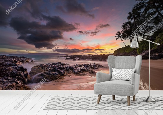 Wizualizacja fototapety z widokiem na tropikalną plażę i spokojne morze przy malowniczym zachodzie słońca. Fototapeta do pokoju dziennego, sypialni, salonu, biura, gabinetu, przedpokoju i jadalni.
