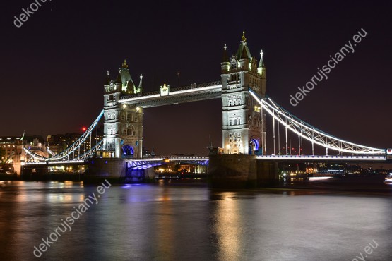 Wzornik fototapety z widokiem na most Tower Bridge nocą w Londynie. Fototapeta do pokoju młodzieżowego, salonu, sypialni, pokoju dziennego, gabinetu, biura, przedpokoju.