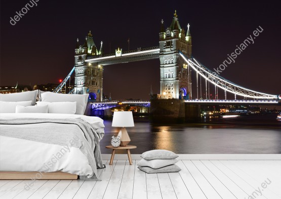 Wizualizacja fototapety z widokiem na most Tower Bridge nocą w Londynie. Fototapeta do pokoju młodzieżowego, salonu, sypialni, pokoju dziennego, gabinetu, biura, przedpokoju.