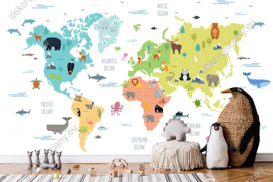 Wizualizacja fototapety do pokoju dziecięcego przedstawiająca kolorową mapę świata z różnymi zwierzętami ze wszystkich kontynentów, na białym tle.