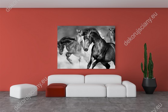 Wizualizacja, czarno-biały obraz z widokiem na konie galopujące w pustynnym pyle. Obraz do pokoju dziennego, dziecięcego, młodzieżowego, sypialni, salonu, biura, gabinetu, przedpokoju i jadalni.