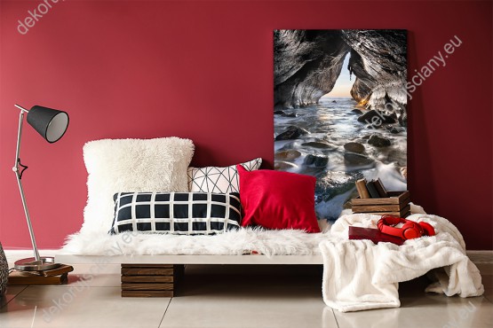 Wizualizacja obrazu z widokiem na jaskinię morską, przez którą przepływa krystaliczna woda. Obraz do pokoju dziennego, sypialni, salonu, biura, gabinetu, przedpokoju i jadalni.