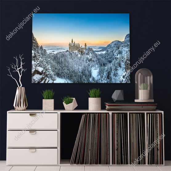 Wizualizacja obrazu z widokiem na zamek, na szczycie góry, otoczony zimowym lasem o zachodzie słońca. Obraz do sypialni, salonu, pokoju dziennego, biura, gabinetu, przedpokoju, jadalni.