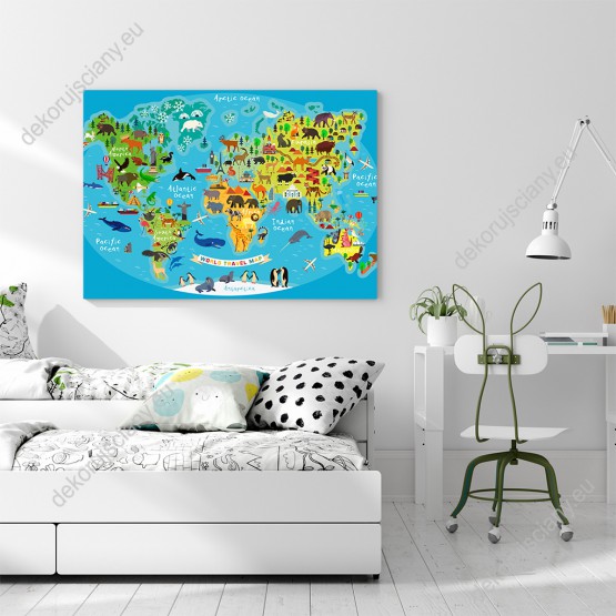 Wizualizacja obrazu do pokoju dziecięcego przedstawiająca kolorową mapę świata z różnymi zwierzętami i charakterystycznymi elementami różnych krajów, na błękitnym tle mórz i oceanów.