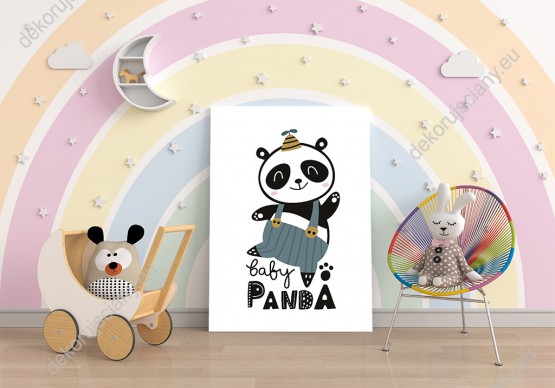 Wizualizacja obrazu do pokoju dziecięcego z wesołą małą pandą w spodenkach na szelkach.
