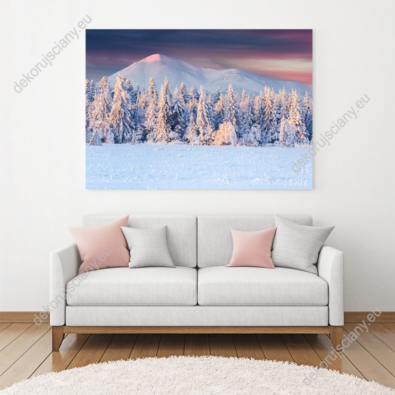 Wizualizacja obrazu przedstawia zimową porę. Góry i las pokryte śniegiem o wschodzie słońca. Obraz do salonu, sypialni, pokoju dziennego, biura, gabinetu, przedpokoju.
