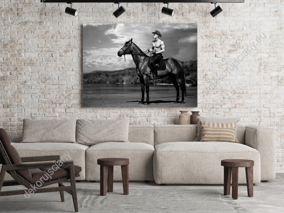 Wizualizacja, czarno-biały obraz z kowbojem na koniu na tle spokojnego morza. Obraz do sypialni, salonu, pokoju dziennego, gabinetu, biura.