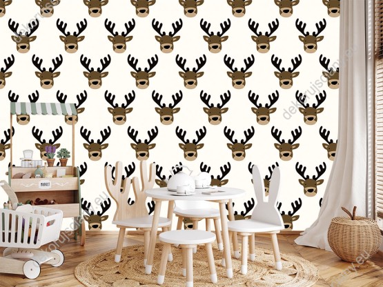 Wizualizacja tapety na ścianę do pokoju dziecięcego. Tapeta przedstawia jelenie z rogami, na kremowym tle.