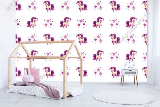 Wizualizacja tapety na ścianę do pokoju dziecięcego w różowe, bajkowe koniki, którym towarzyszą gwiazdy, na białym tle.