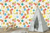 Wizualizacja tapety do pokoju dziecięcego, młodzieżowego, sypialni z motywem geometrycznym. Wzór tapety przedstawia kolorowe kule i koła, na białym tle.