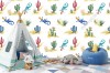 Wizualizacja tapety na ścianę do pokoju dziecięcego. Tapeta przedstawia egzotyczną prerię, zielone i czerwone kaktusy oraz niebiesko-pomarańczowe jaszczurki, na białym tle.