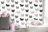 Wizualizacja tapety na ścianę do pokoju dziecięcego i młodzieżowego w różowe, czarne i szare kokardy ze wstążek, na białym tle.
