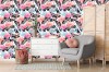Wizualizacja tapety do pokoju dziennego, dziecięcego, młodzieżowego, sypialni, salonu, przedpokoju, biura. Różowe i niebieskie flamingi i czarne kwiaty, na białym tle.
