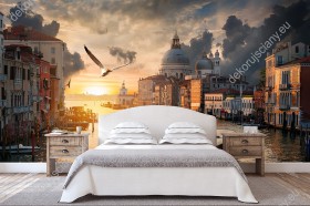 Wizualizacja fototapety do sypialni, salonu, pokoju wypoczynkowego, gabinetu. Widok na fototapecie przedstawia mewę wznosząca się nad rzeką weneckiego miasta.