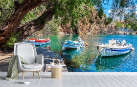 Wizualizacja fototapety przedstawia łodzie na jeziorze Voulismeni w Grecji. Fototapeta do salonu, sypialni, pokoju dziennego, gabinetu, biura, przedpokoju.