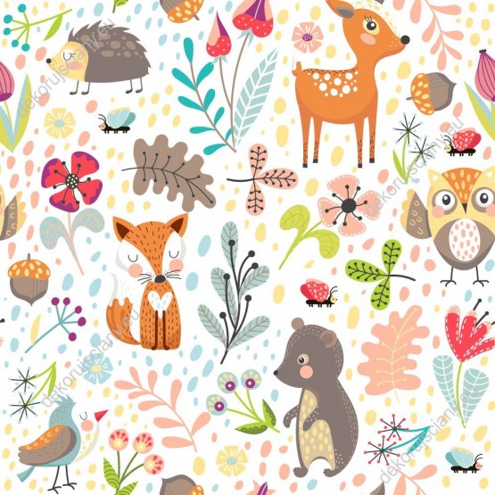 Wizualizacja tapety na ścianę do pokoju dziecięcego z motywem leśnym. Na tapecie przedstawione są zwierzęta takie jak: sarny, misie, sowy, lisy, jeże, ptaki oraz kolorowe rośliny leśne.