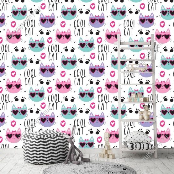 Wizualizacja tapety na ścianę do pokoju dziecięcego. Wzór tapety przedstawia fantastyczne koty w zabawnych różowych okularach, w kształcie serca, na białym tle. Fantazyjne kotki są różowe, fioletowe i zielone.