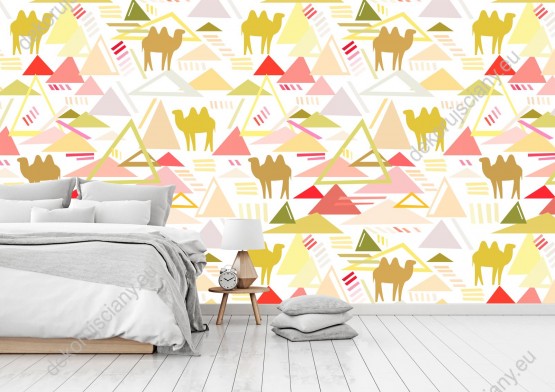 Wizualizacja tapety do pokoju, dziecięcego, młodzieżowego, sypialni, salonu. Tapeta w abstrakcyjny wzór geometryczny z piramidami i wielbłądami na pustyni, na białym tle.