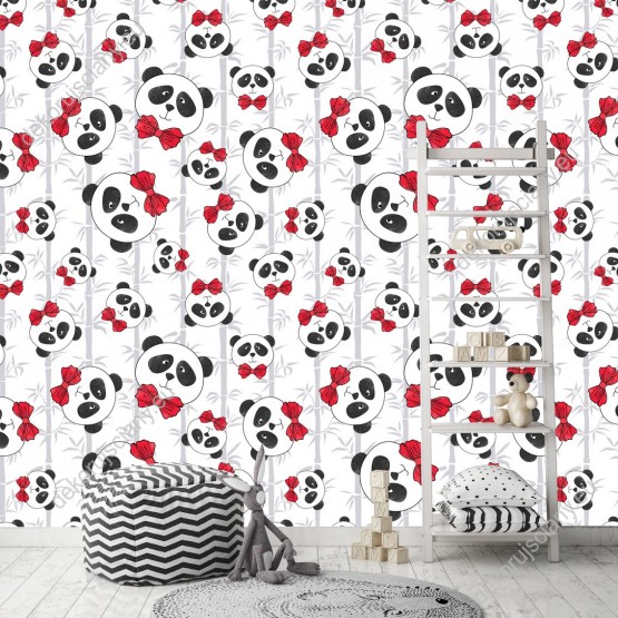 Wizualizacja tapety na ścianę do pokoju dziecięcego. Tapeta w główki misiów  panda z czerwonymi kokardami, na białym tle z pędami bambusa.
