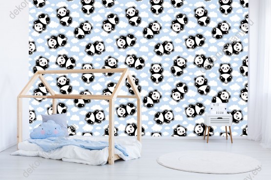 Wizualizacja tapety na ścianę do pokoju dziecięcego. Tapeta w bujające, w obłokach misie panda, na tle niebieskiego nieba, z białymi obłokami.