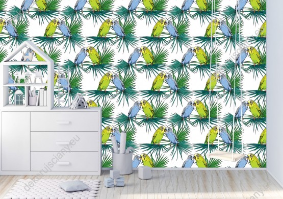 Wizualizacja tapety do sypialni, salonu, przedpokoju, biura, gabinetu, pokoju dziennego dziecięcego, młodzieżowego. Tapeta prezentuje zielone i niebieskie papugi, siedzące na zielonych liściach tropikalnych roślin, na białym tle.