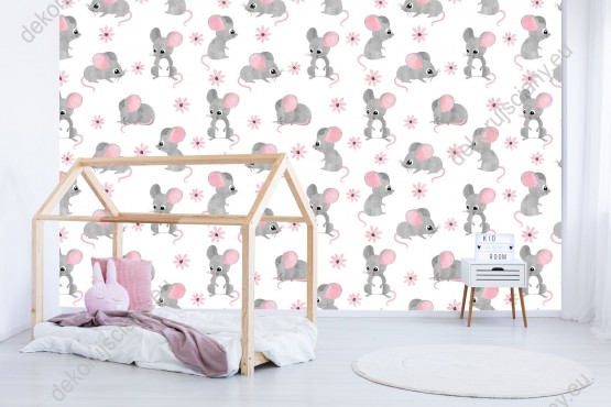 Wizualizacja tapety przeznaczonej do pokoju dziecięcego ze zwierzętami. Tapeta w urocze szare myszki i różowe kwiaty, na białym tle.