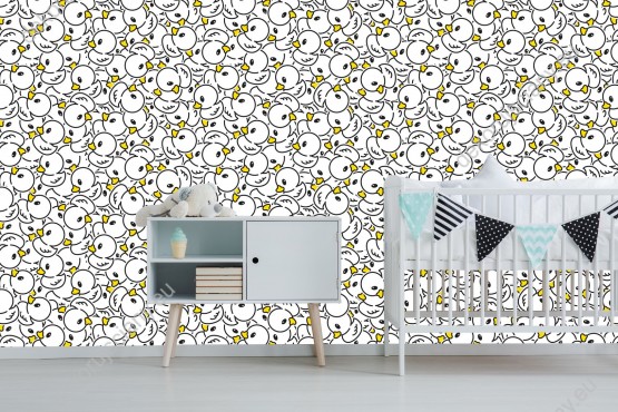 Wizualizacja tapety na ścianę do pokoju dziecięcego. Tapeta prezentuje wesołe, białe kaczuszki z żółtymi dziobami.