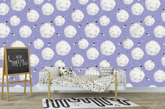 Wizualizacja tapety do pokoju dziecięcego o tematyce kosmicznej. Tapeta przedstawia astronautę w białym kombinezonie, na jasnym księżycu, na fioletowym tle.