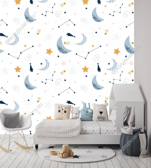 Wizualizacja tapety na ścianę do pokoju dziecięcego o tematyce astronomii.  Tapeta przedstawia abstrakcyjne rozgwieżdżone niebo. Gwiazdy i niebieskie księżyce, na białym tle.