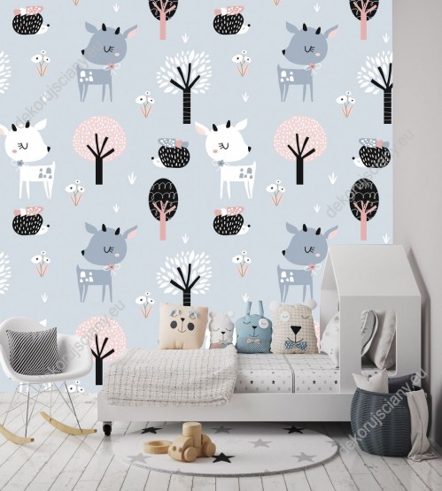 Wizualizacja tapety na ścianę do pokoju dziecięcego, przedstawiająca  jelonki, jeże i drzewa w leśnej scenerii, na szarym tle.