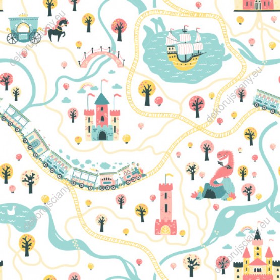 Wizualizacja tapety na ścianę do pokoju dziecięcego o tematyce baśniowej. Mapa baśniowego świata przedstawia, zamki,  jaskinię smoka, karetę księżniczki i drzewa w kolorach różowym, morskim i żółtym, na białym tle.