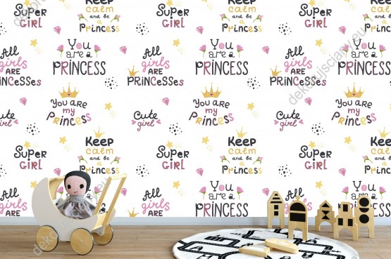 Wizualizacja tapety przeznaczona do pokoju dziecięcego dla dziewczynki. Tapeta na białym tle; zawiera napisy \You are a princess\, \All girls are princesses\, \Super girl\.