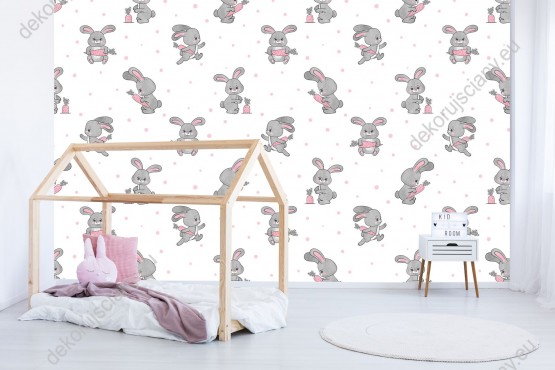 Wizualizacja tapety na ścianę do pokoju dziecięcego ze zwierzętami. Tapeta w szare króliczki trzymające marchewki, na białym tle.