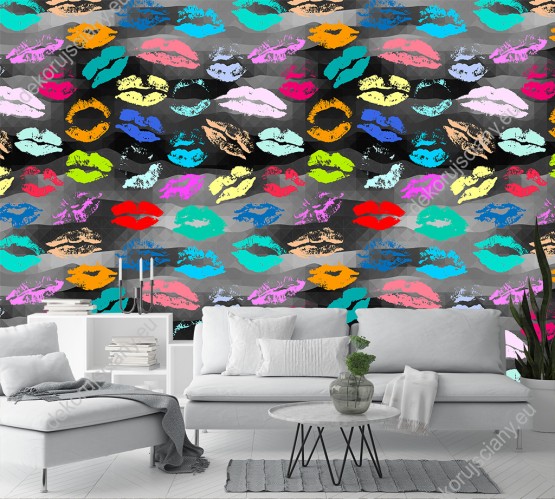 Wizualizacja tapety na ścianę do pokoju dziennego, młodzieżowego, sypialni, salonu. Tapeta przedstawia kolorowe usta, na czarno-szarym geometrycznym tle.