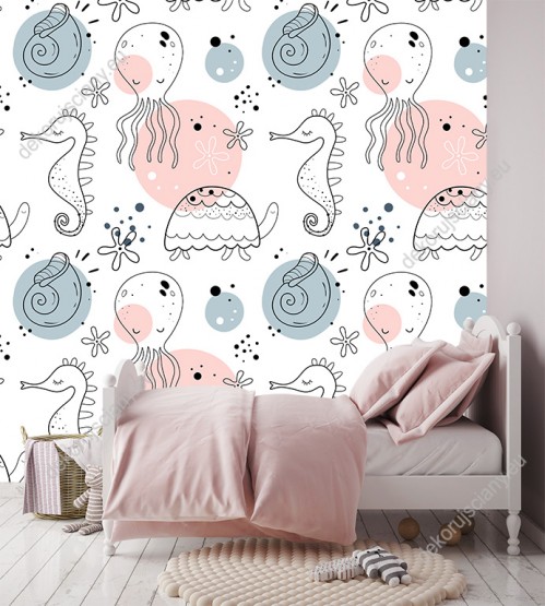 Wizualizacja tapety do pokoju dziecięcego. Tapeta w stylu skandynawskim ze zwierzętami morskimi. Tapeta w pastelowych, różowych i niebieskich kolorach, na białym tle.