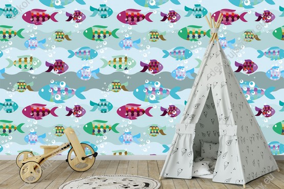 Wizualizacja tapety na ścianę do pokoju dziecięcego. Tapeta z zielonymi, niebieskimi i różowymi rybkami pływającymi na tle jasnych, morskich fal.