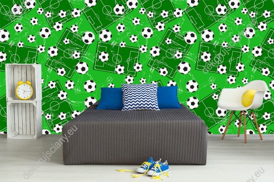 Wizualizacja tapety na ścianę do pokoju dziennego, dziecięcego, młodzieżowego. Tapeta prezentuje piłki na zielonym tle boiska.