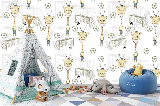 Wizualizacja tapety na ścianę do pokoju dziecięcego. Tapeta w żyrafy grające w piłkę nożną, na białym tle z piłkami i bramkami.