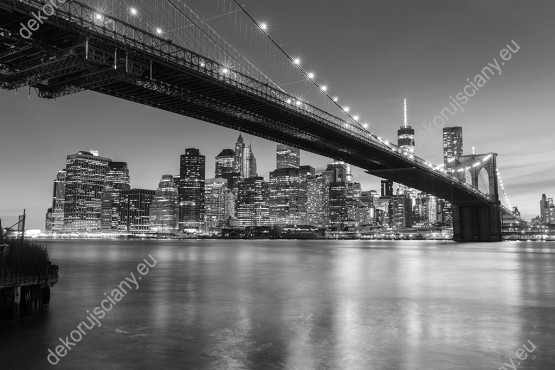 Wzornik, czarno-biała fototapeta z mostem Brooklyńskim nocą w Nowy Jork. Nowoczesna fototapeta świetnie sprawdzi się w pokoju dziennym, salonie, sypialni, przedpokoju, jadalni, biurze oraz pokoju młodzieżowym.