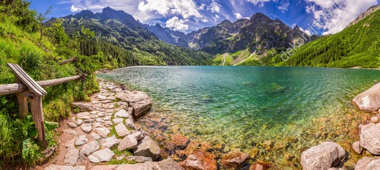 Wzornik fototapety panoramy gór, lasów i turkusowego jeziora sprawdzi się na ścianie w dużym i małym pomieszczeniu, sypialni, salonu, przedpokoju, biurze, gabinecie. Miejsce - Tatry.