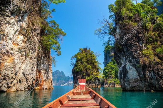 Wzornik fototapety przedstawia wycieczkę łodzią przez wody malowniczej Tajlandii. Fototapeta do pokoju dziennego, sypialni, salonu, biura, gabinetu, przedpokoju i jadalni.