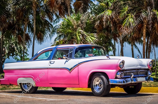 Wzornik fototapety z amerykańskim, samochodem w odcieniach różu, zaparkowany przy plaży na Kubie. Fototapeta do pokoju młodzieżowego, salonu, sypialni, pokoju dziennego, gabinetu, biura.