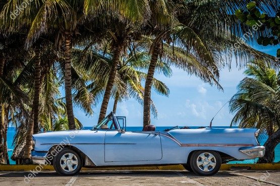 Wzornik fototapety z amerykańskim, samochodem retro zaparkowany przy plaży na Kubie. Fototapeta do pokoju młodzieżowego, salonu, sypialni, pokoju dziennego, gabinetu, biura.