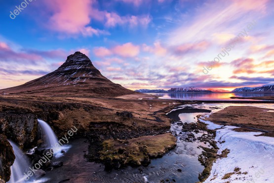 Wzornik fototapety z malowniczym widokiem na wschód słońca w górskim klimacie Islandii. Fototapeta do pokoju dziennego, sypialni, salonu, biura, gabinetu, przedpokoju i jadalni.