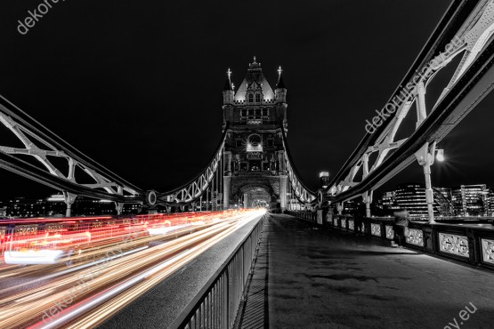 Wzornik fototapety z widokiem na most Tower Bridge nocą w czerni i bieli barwiony światłami samochodów, Anglia. Fototapeta do pokoju dziennego, młodzieżowego, sypialni, salonu, biura, gabinetu, przedpokoju i jadalni.