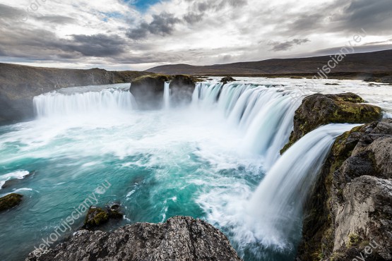 Wzornik fototapety z widokiem Wodospadu Bogów z lazurową wodą na Islandii. Fototapeta do pokoju dziennego, sypialni, salonu, biura, gabinetu, przedpokoju i jadalni.