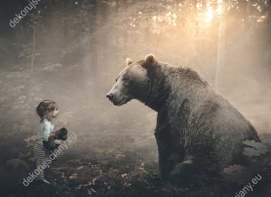 Wzornik fototapety prezentuje małą dziewczynkę z pluszowym misiem i niedźwiedzia w zamglonym lesie. Fototapeta do pokoju dziennego, dziecięcego, młodzieżowego, sypialni, salonu, przedpokoju, biura.